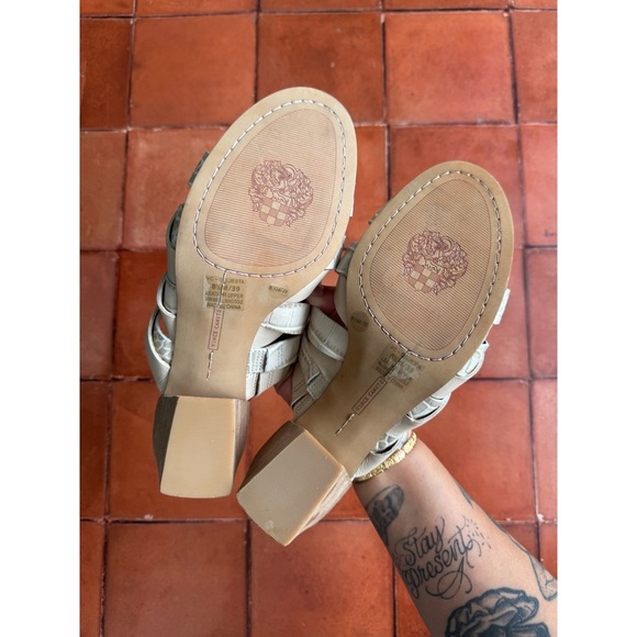 Sz 8.5M Vince Camuto Deljesta Heeled Mule Sandal In Light Taupe Snakeskin NWOB - Picture 7 of 7